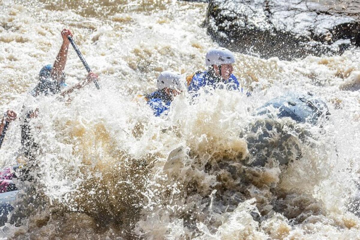 un gruppo di persone su una zattera in un fiume