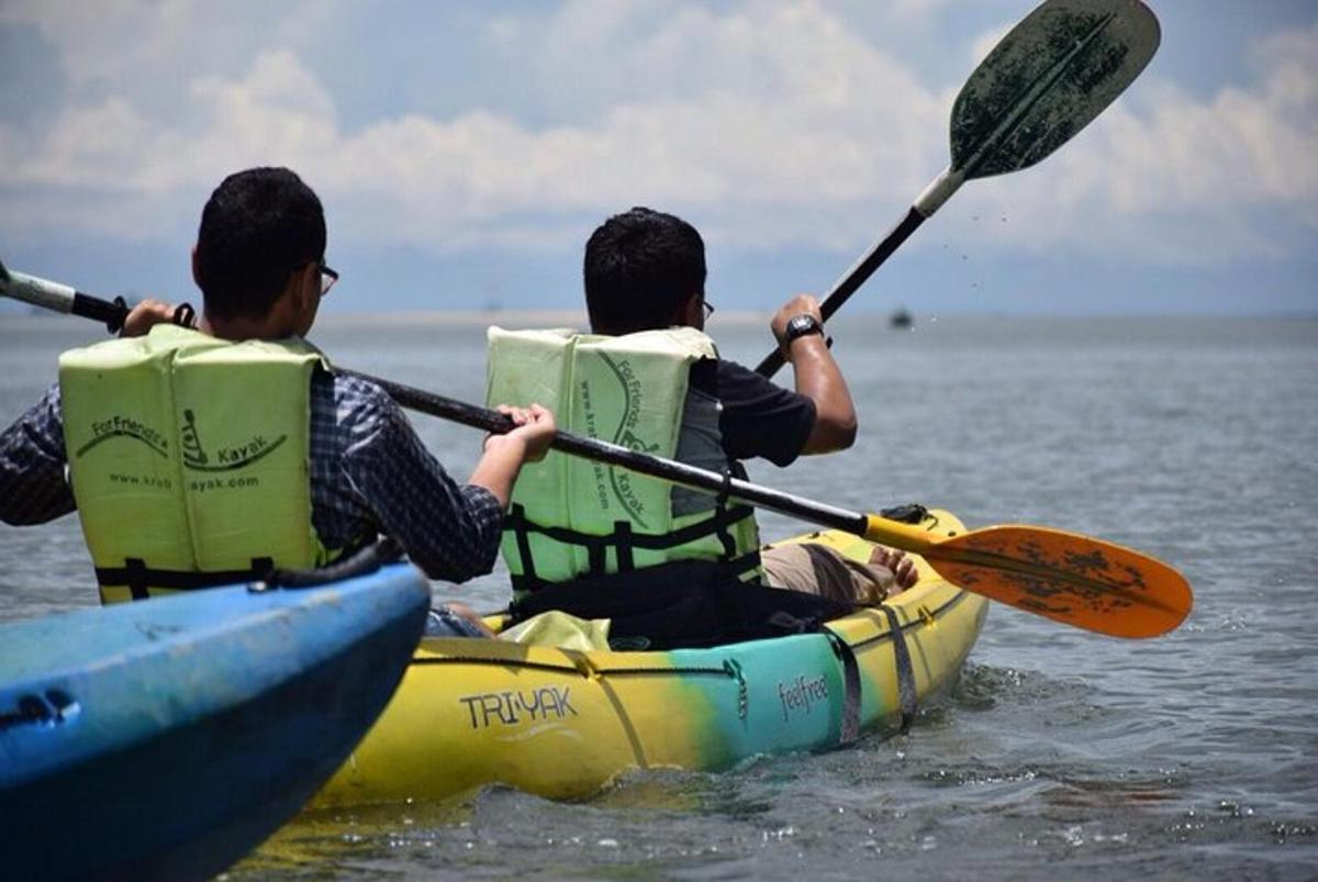 zwei Männer sind in einem Kajak im Wasser