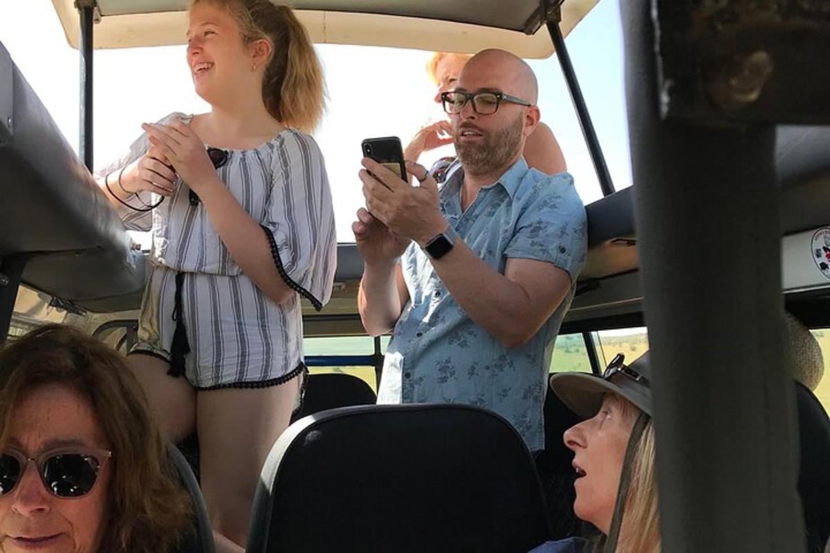 un uomo che scatta una foto a una ragazza con un cellulare