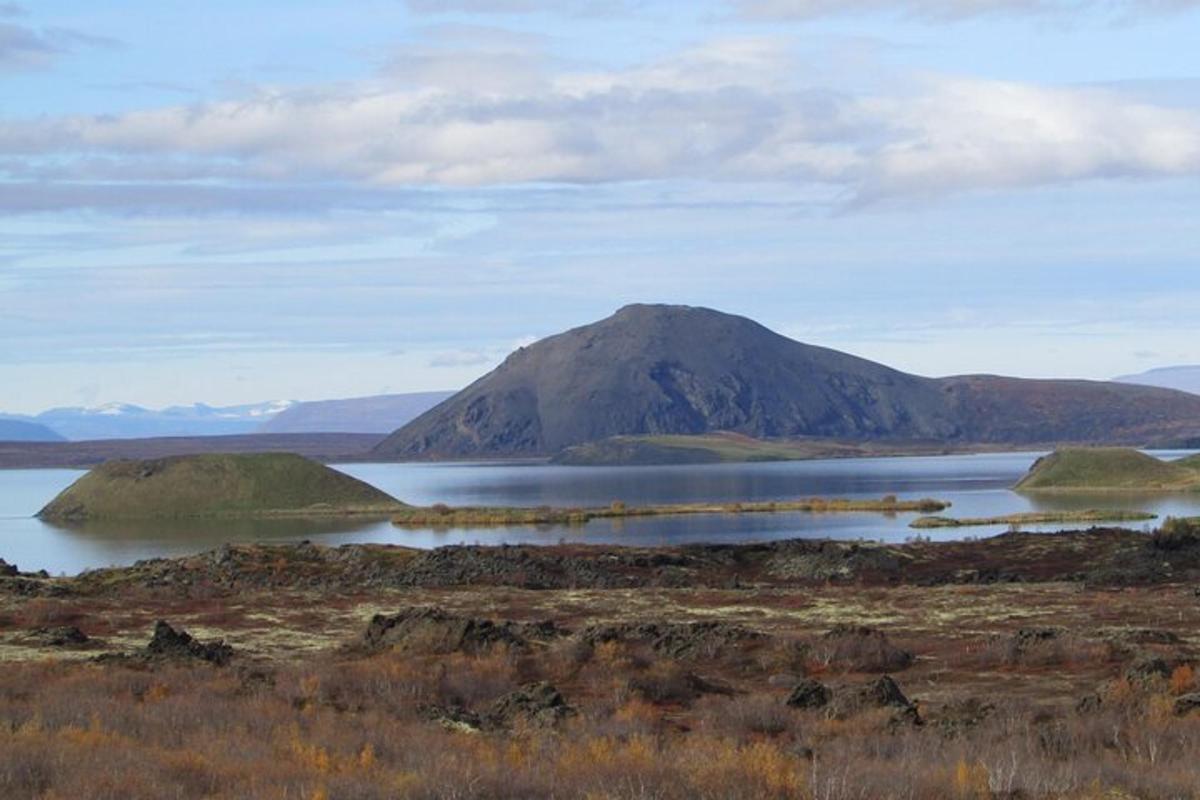 et fjell som ligger midt i en innsjø