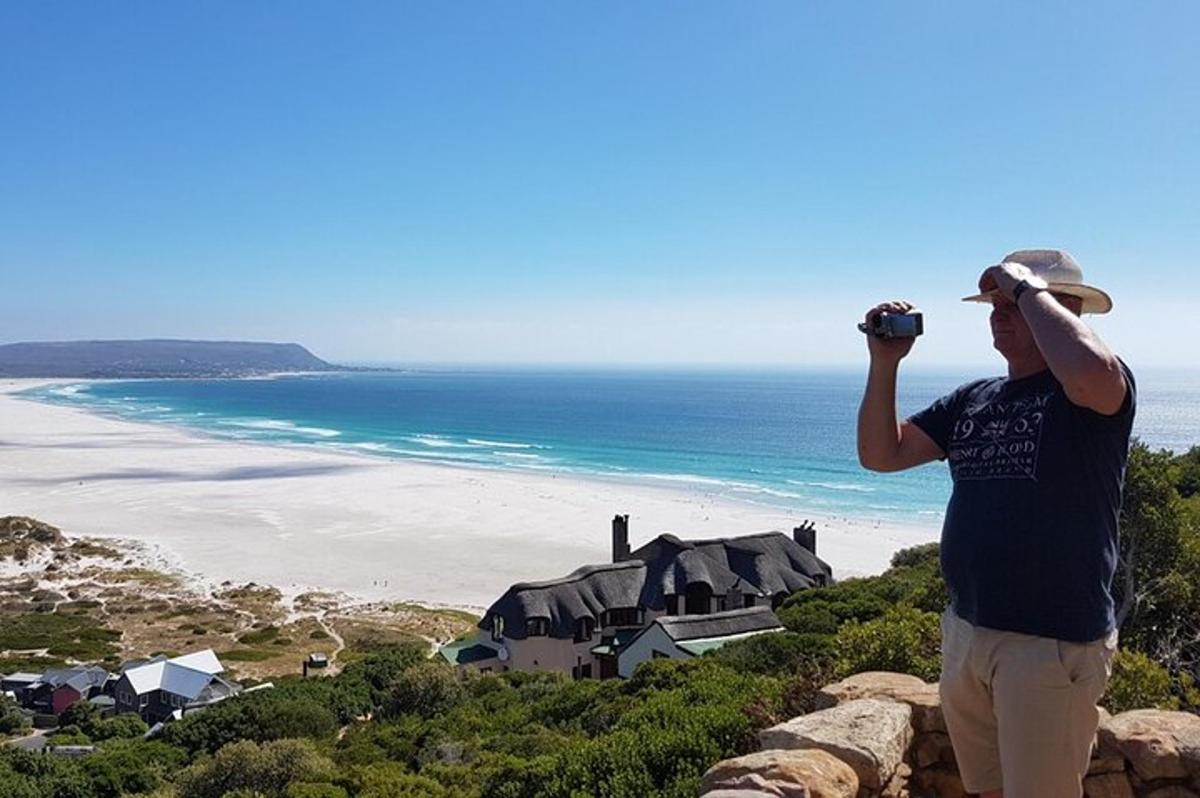 un hombre tomando una foto de la playa
