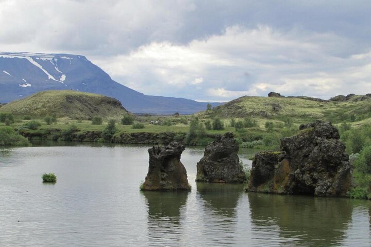 á með klettum í miðju fjalli