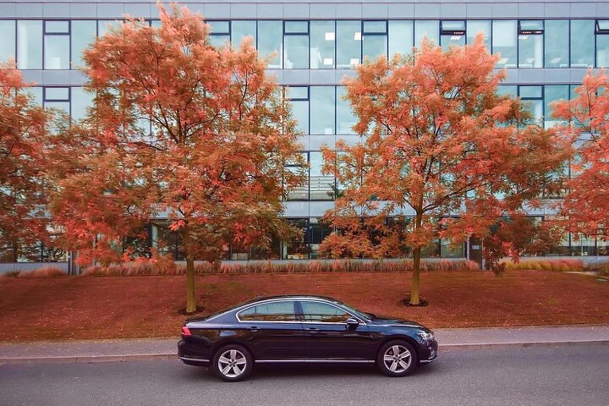 un'auto nera parcheggiata davanti a un edificio