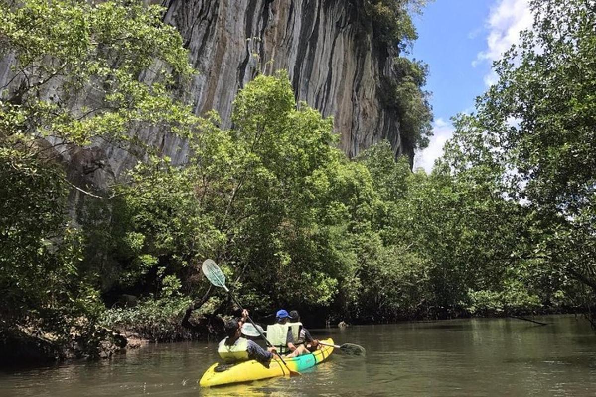 un gruppo di persone su una zattera in un fiume