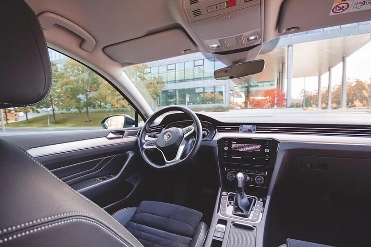 una vista del interior de un coche