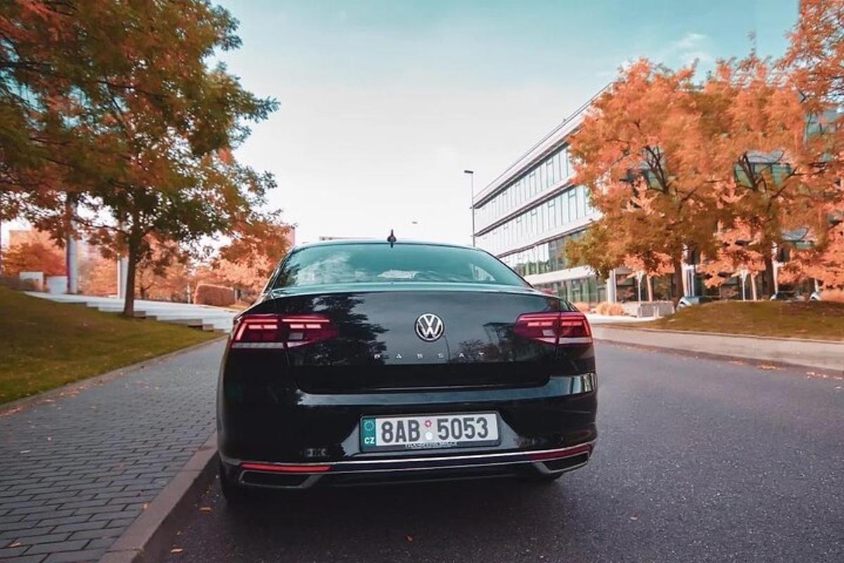 un'auto nera parcheggiata sul ciglio di una strada