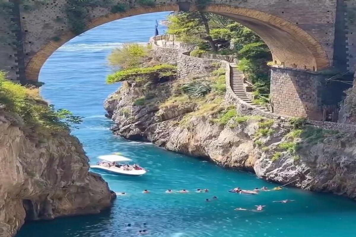 橋の下の水の中にいる人々のグループ