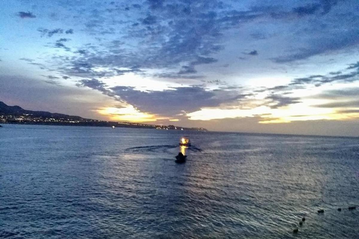 夕阳下的水域中的一艘船