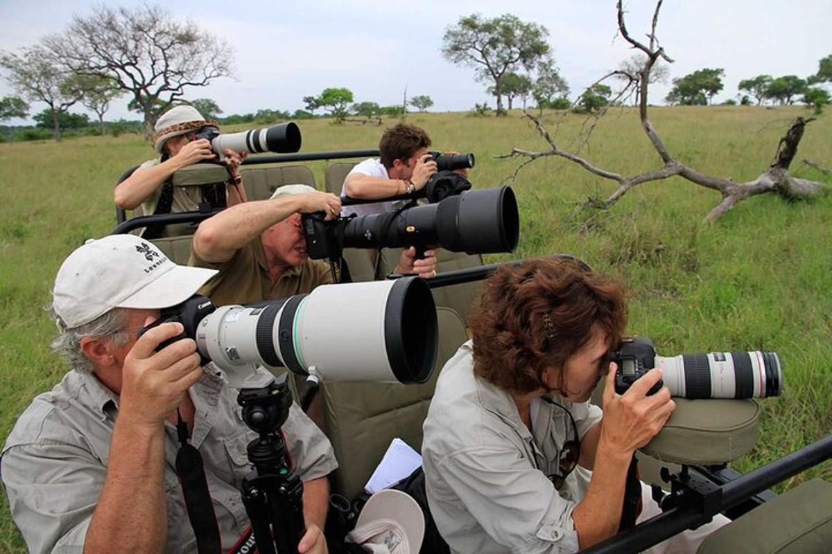 isang grupo ng mga taong kumukuha ng mga larawan gamit ang mga camera