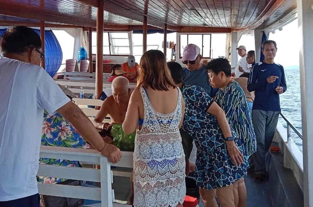 eine Gruppe von Menschen steht auf einem Boot