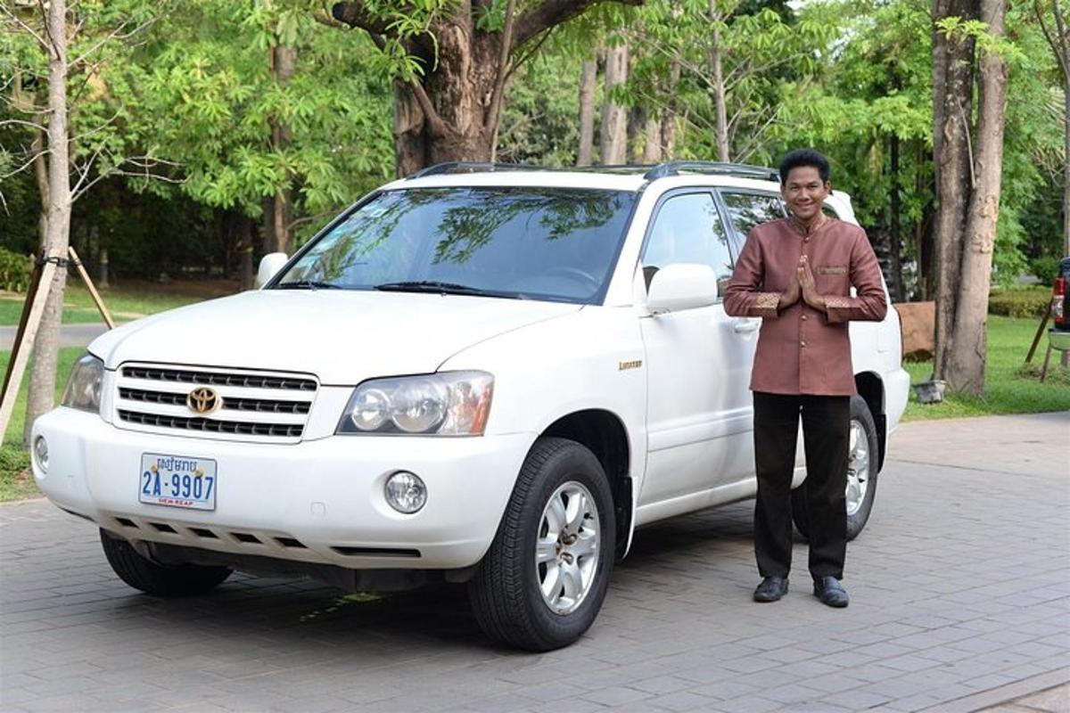 một người phụ nữ đứng trước một chiếc xe màu trắng