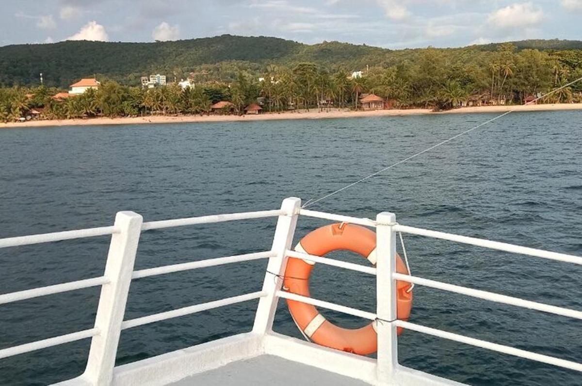 o barcă cu un inel portocaliu pe marginea apei