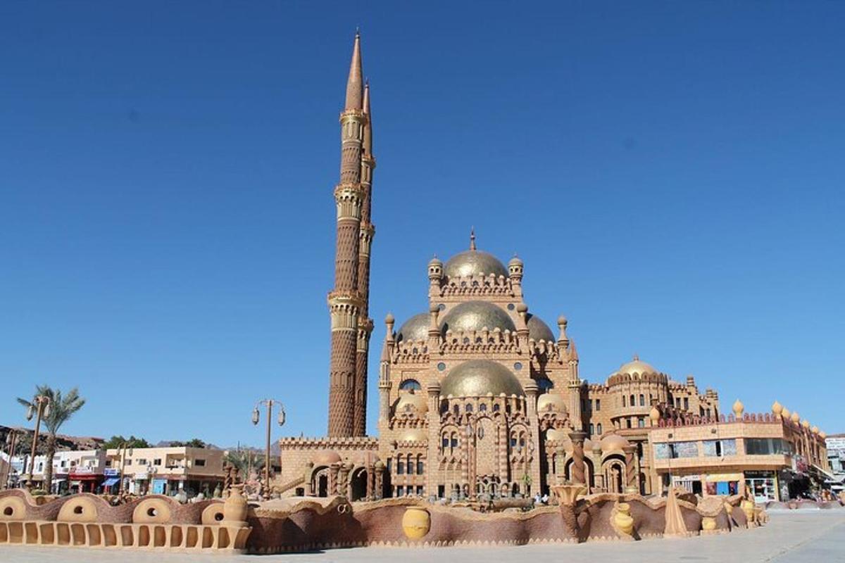 egy nagy épület, benne egy minarettel ellátott mecsettel