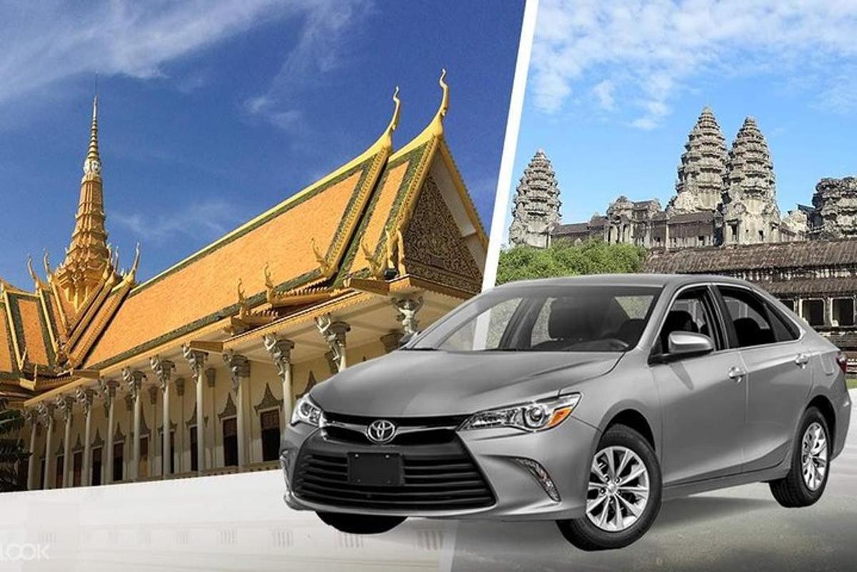 một chiếc xe màu bạc đỗ trước một tòa nhà
