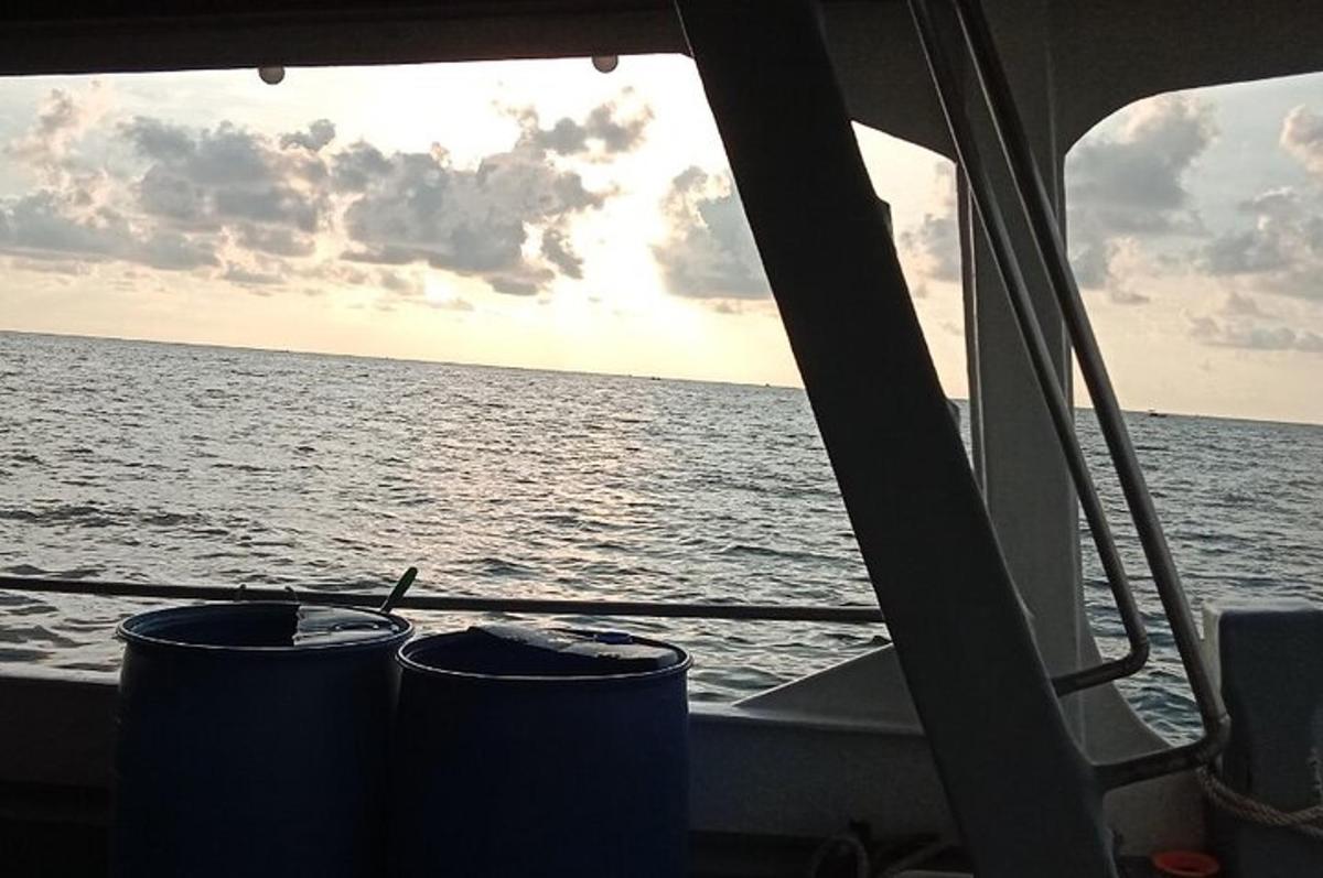 o vedere a oceanului din fața unei bărci