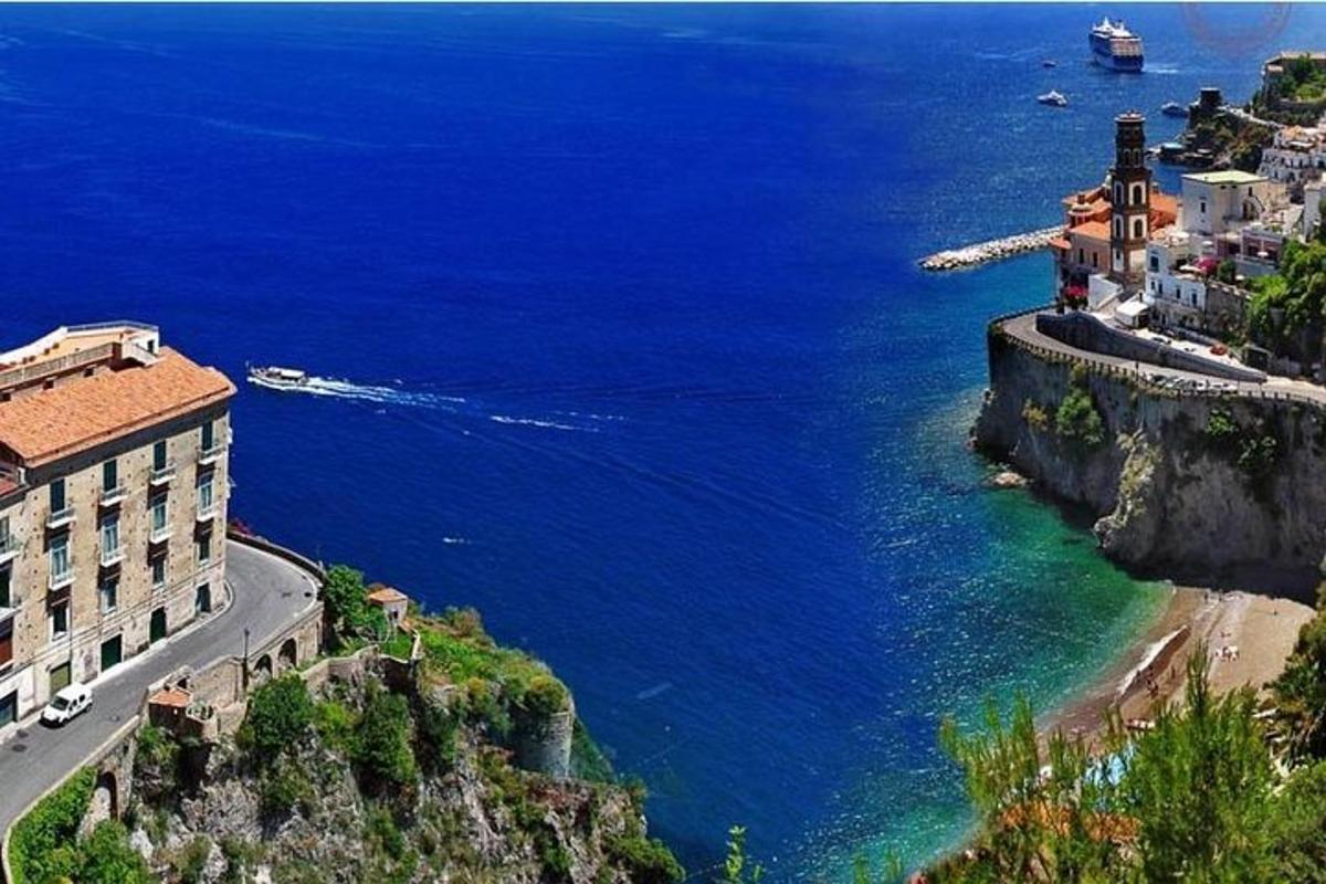 una vista aerea dell'oceano e di un edificio