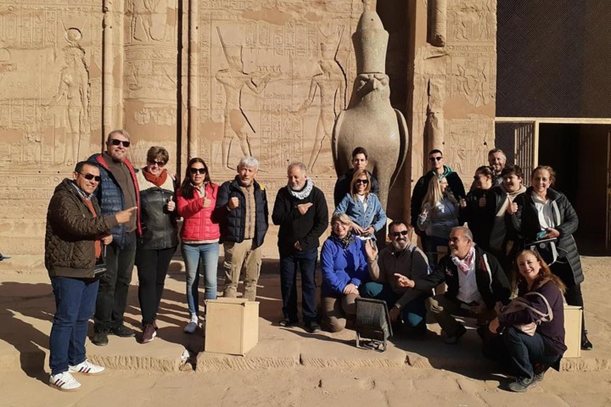 Un grupo de personas posando frente a un monumento.