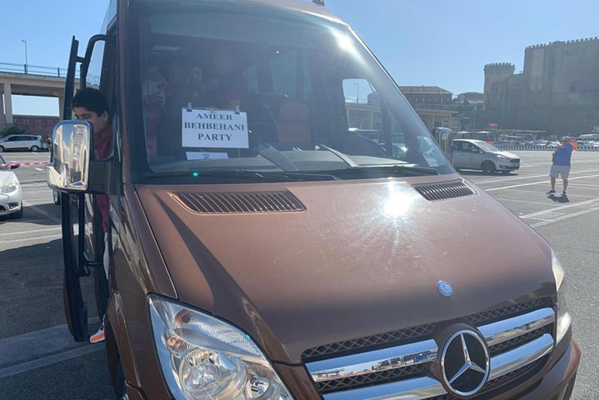 um ônibus marrom com uma placa na frente