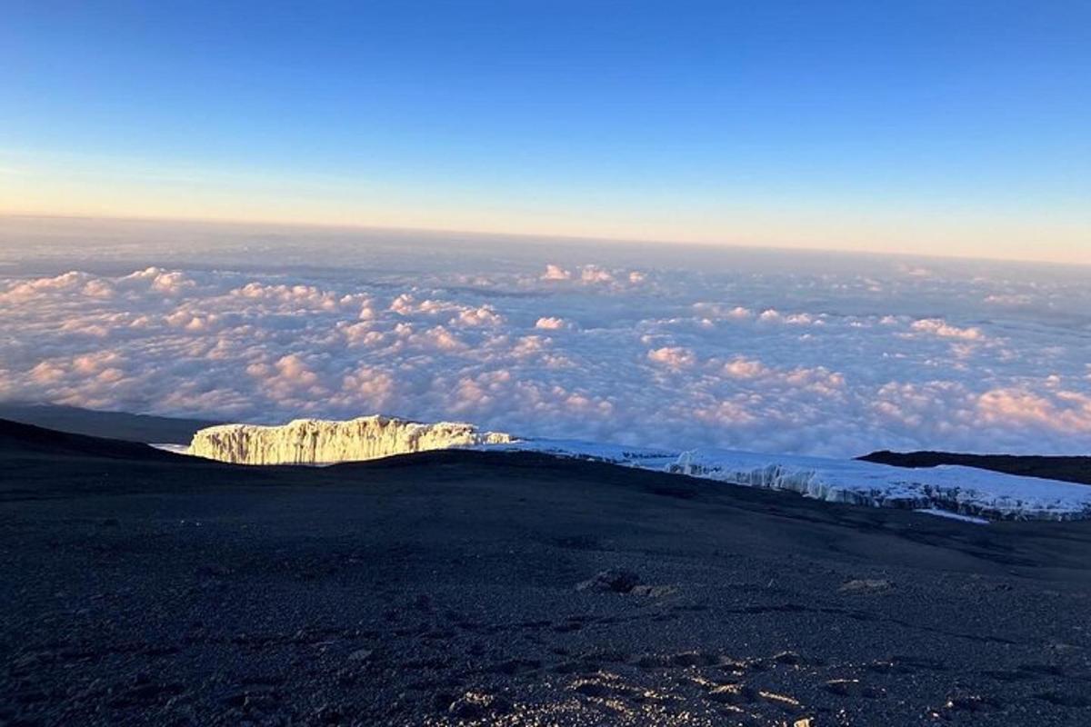 pemandangan gunung dengan awan di latar belakang