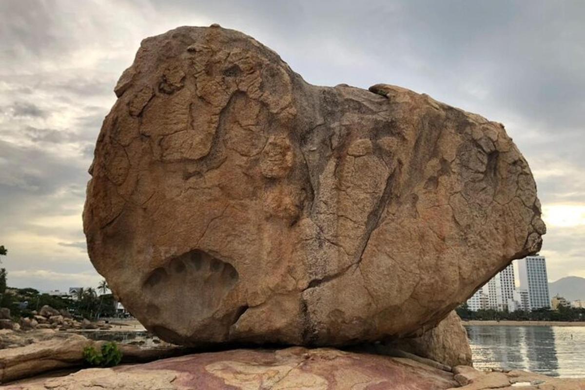 una gran roca situada a sobre d'una massa d'aigua