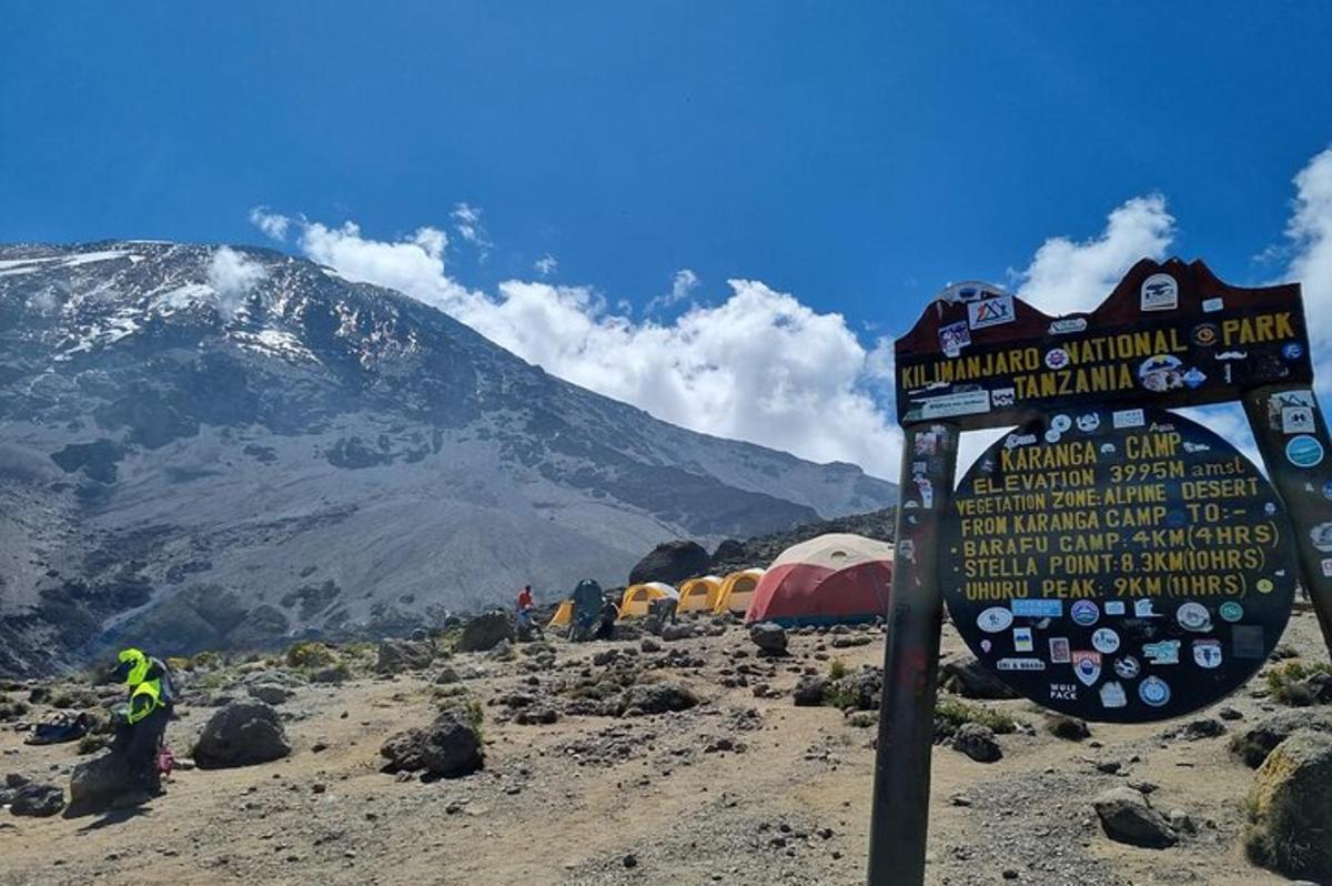 tanda di sisi gunung dengan khemah