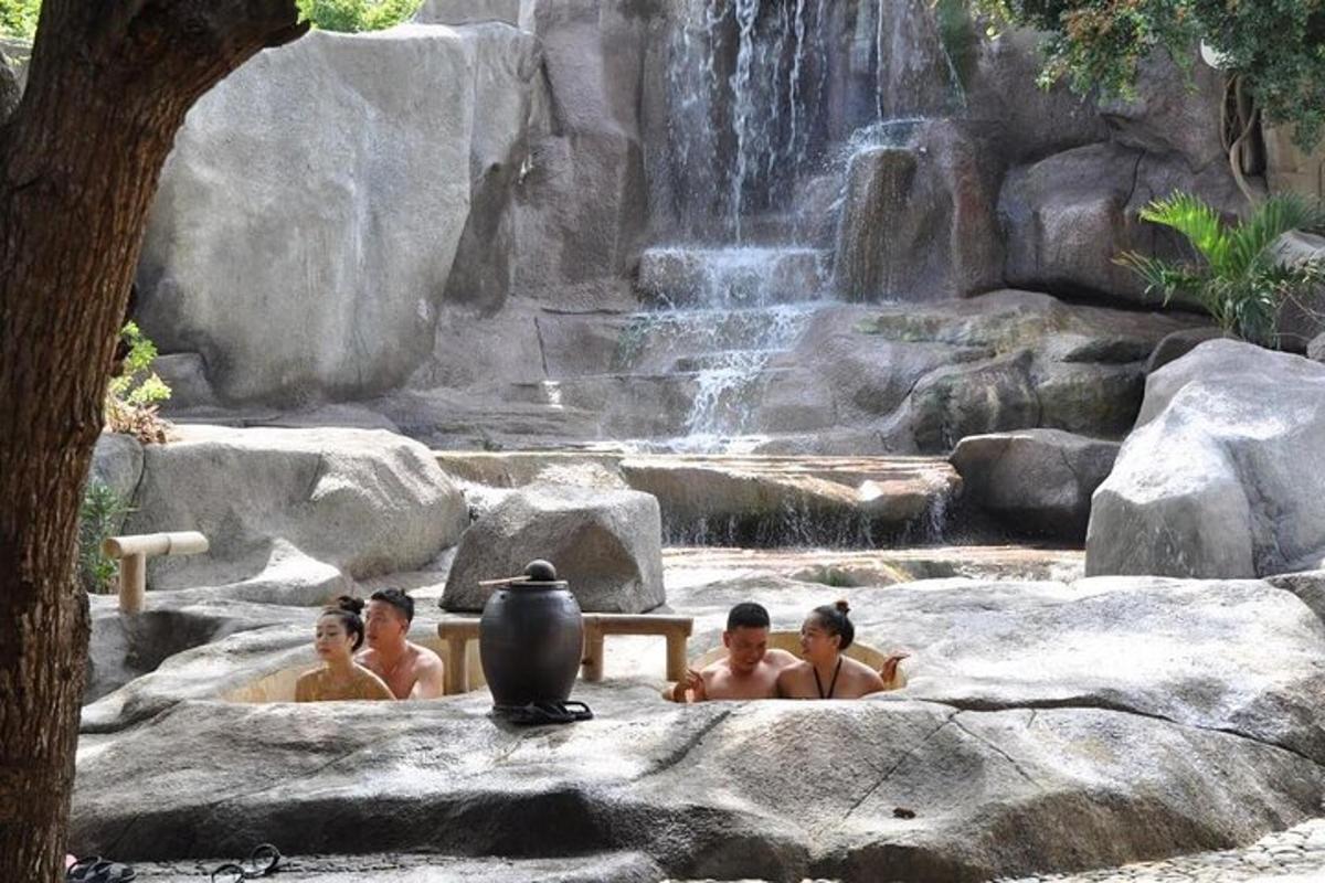 un gruppo di bambini che fanno il bagno in una cascata