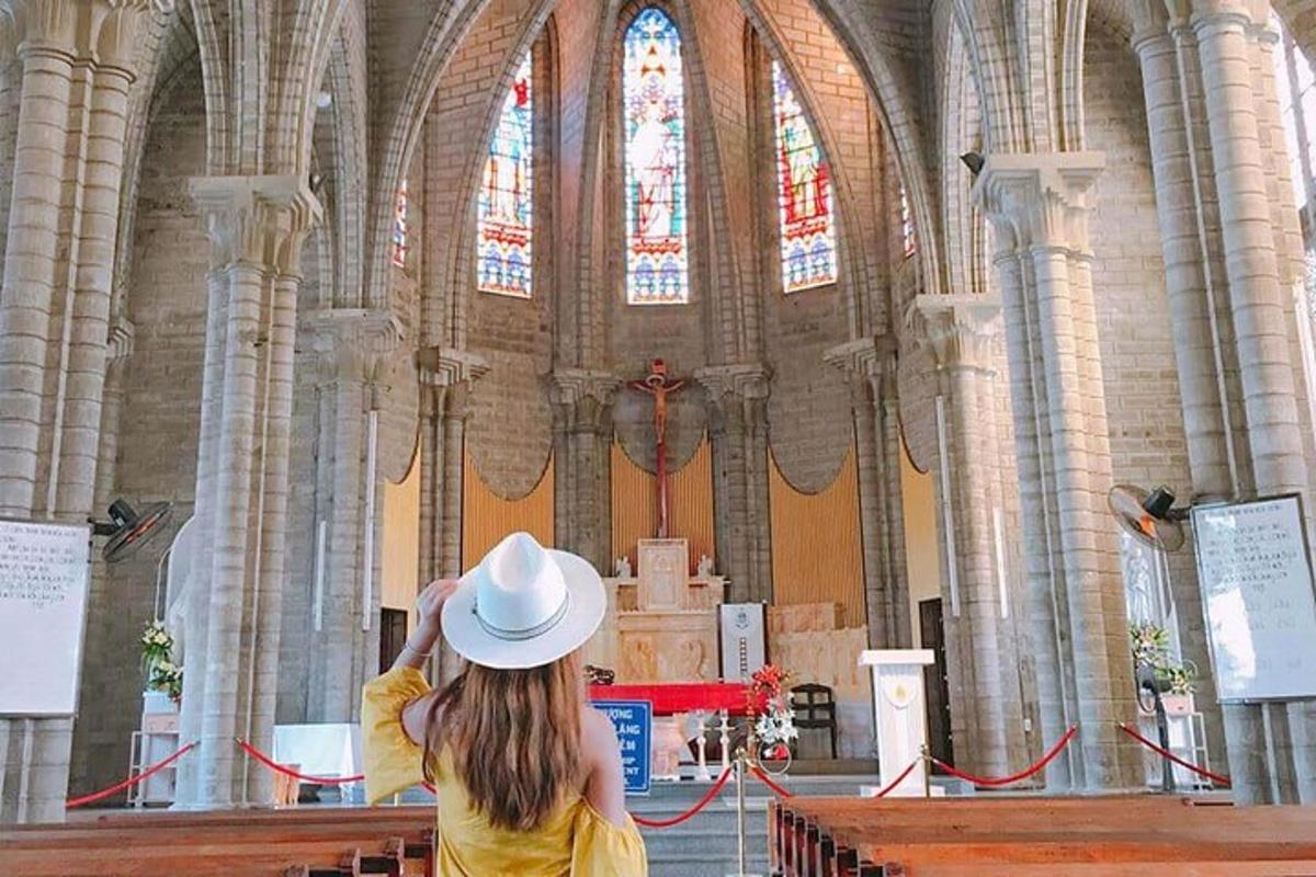una giovane ragazza che indossa un cappello da cowboy in una chiesa