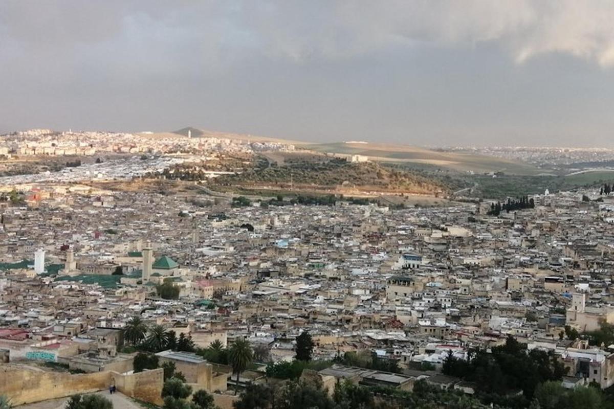 μια εναέρια άποψη μιας πόλης με κτίρια