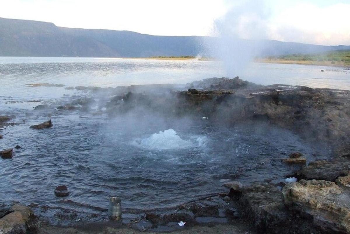 una font termal al mig d'una massa d'aigua