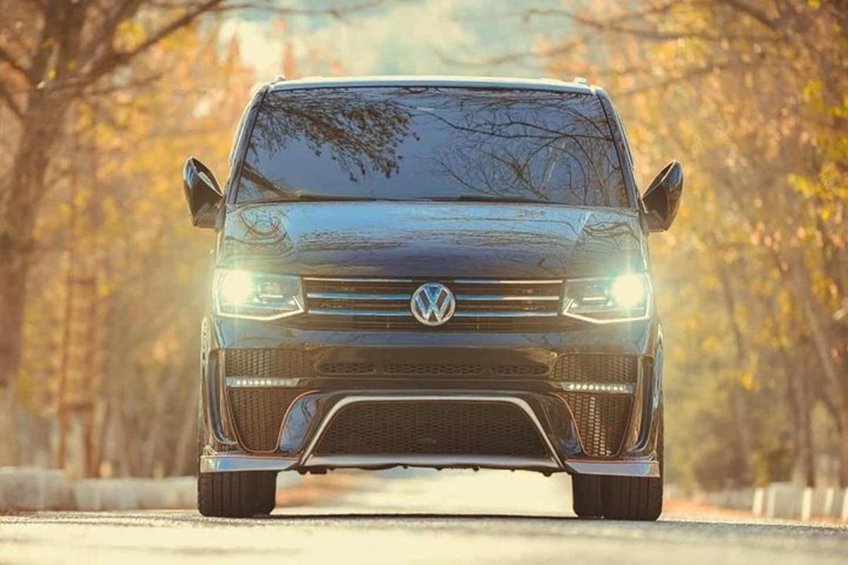 pandangan hadapan van acedes benz memandu di jalan raya