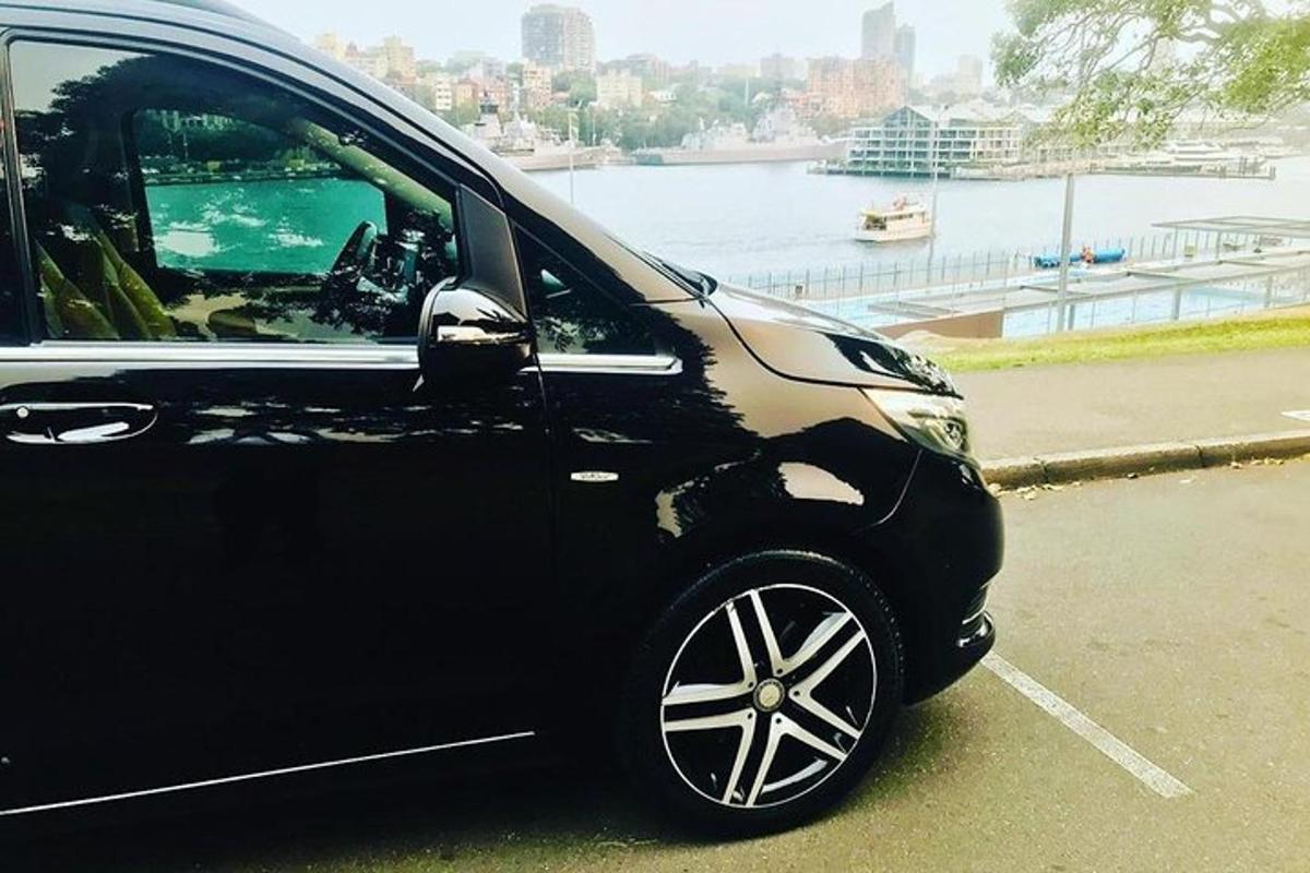 czarny samochód zaparkowany na parkingu niedaleko wody