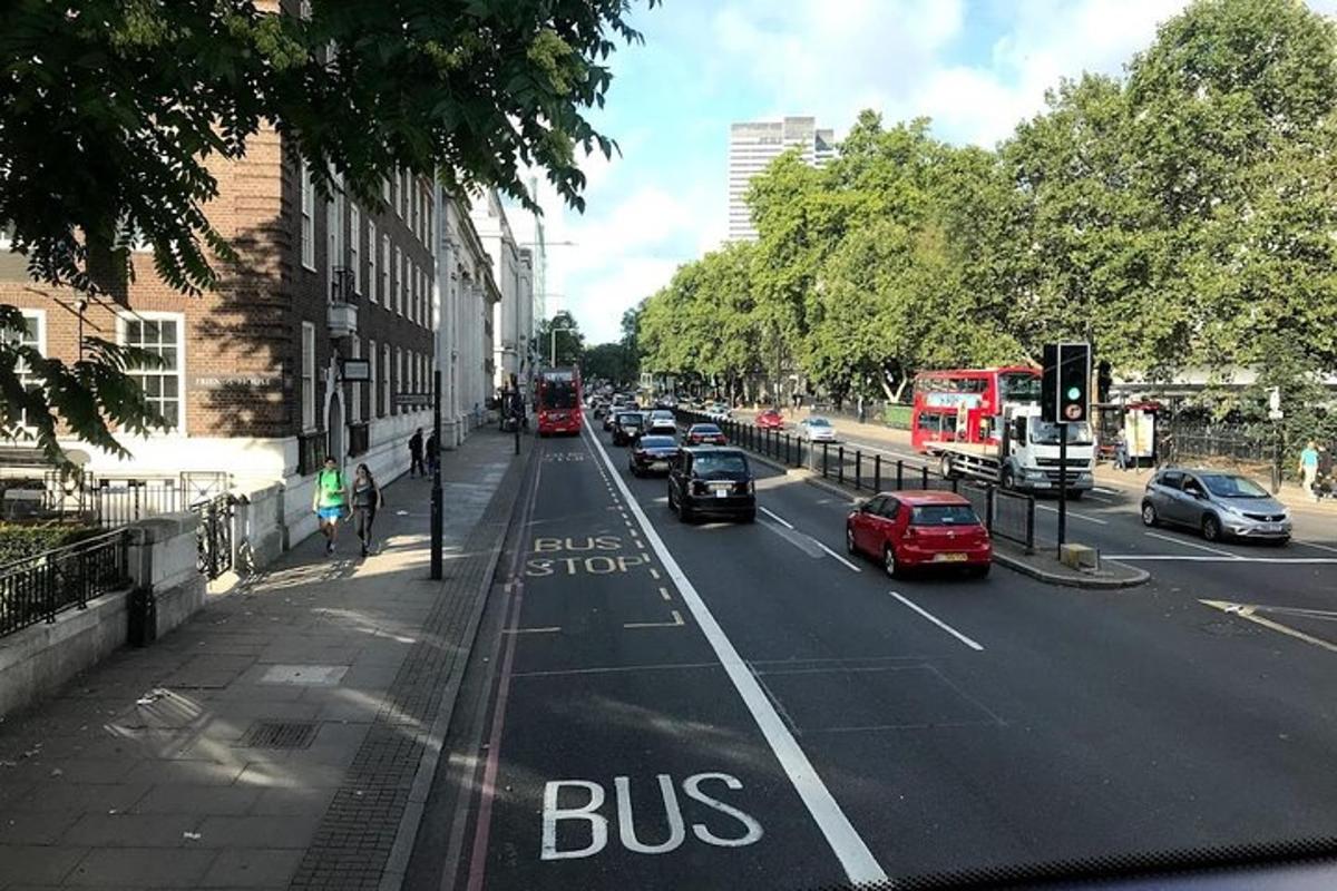bussipeatuse silt tiheda liiklusega linnatänaval, kus on palju autosid