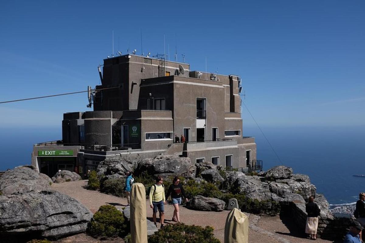 persone in piedi davanti a un edificio su una montagna