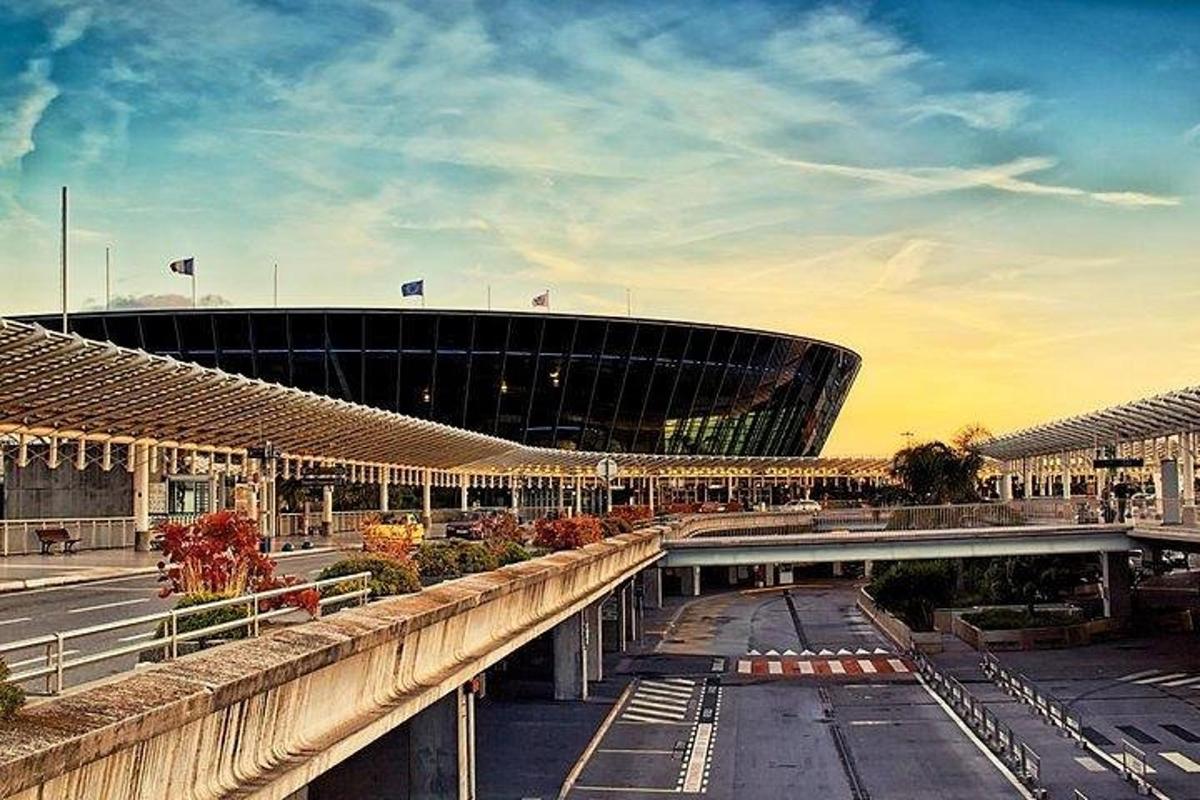 pohled na stadion s velkou budovou
