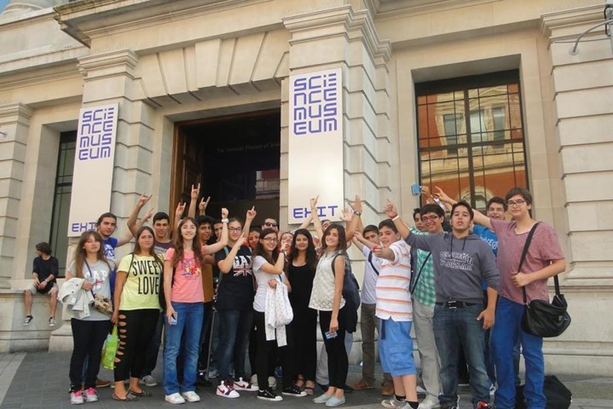 un grup de persones dempeus davant d'un edifici