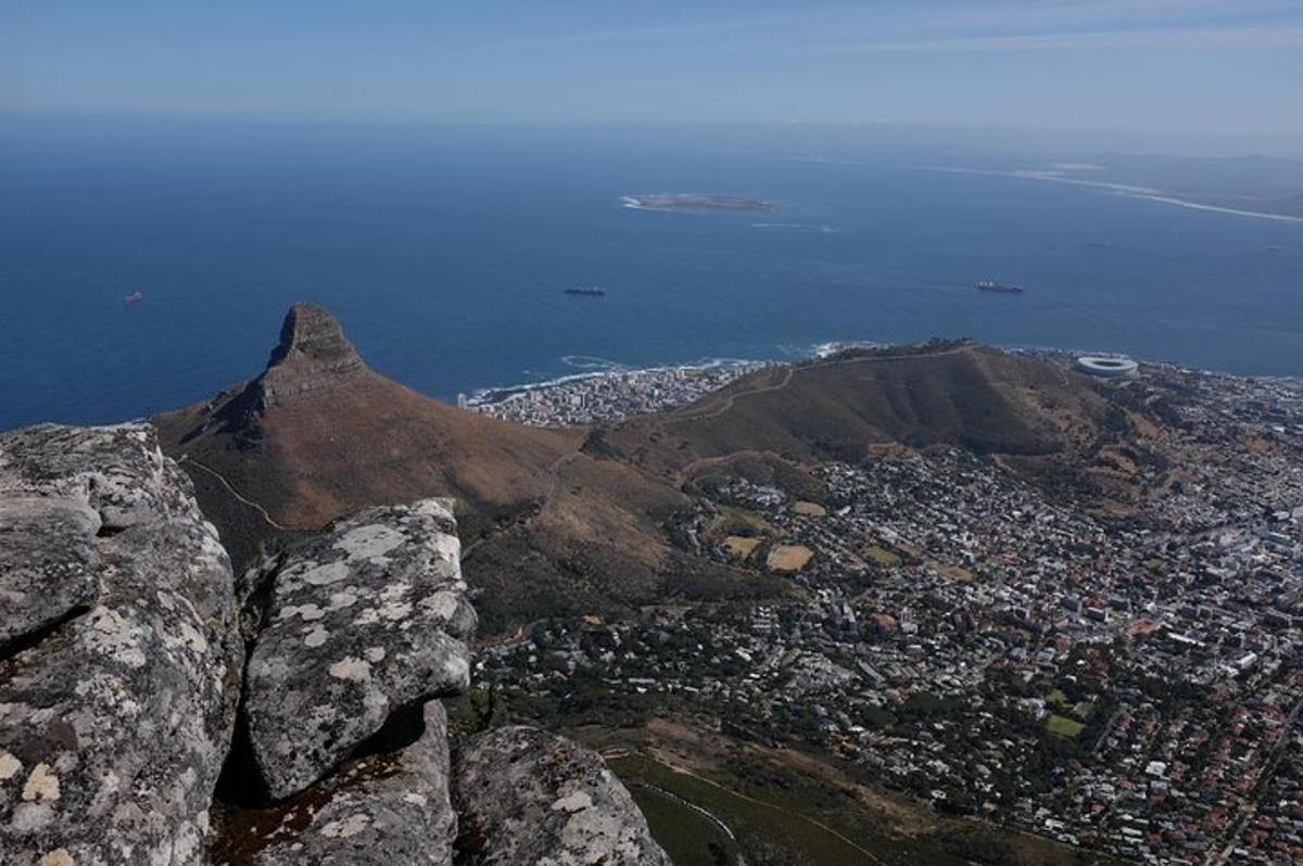 een luchtfoto van een berg met een stad