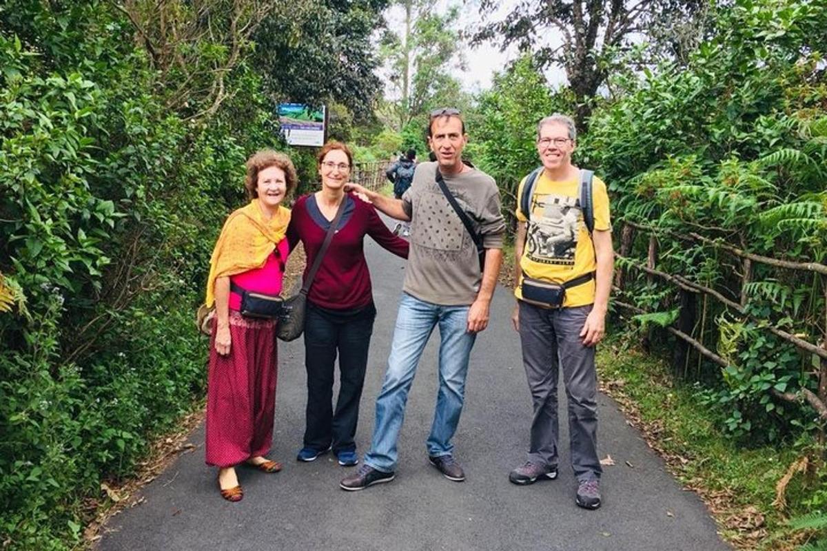 un gruppo di persone in posa per una foto su una strada
