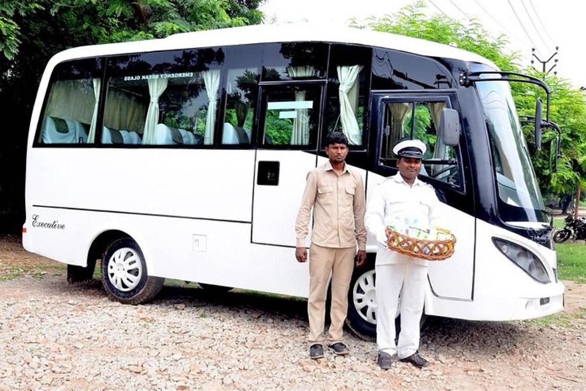 due uomini in piedi davanti a un autobus bianco