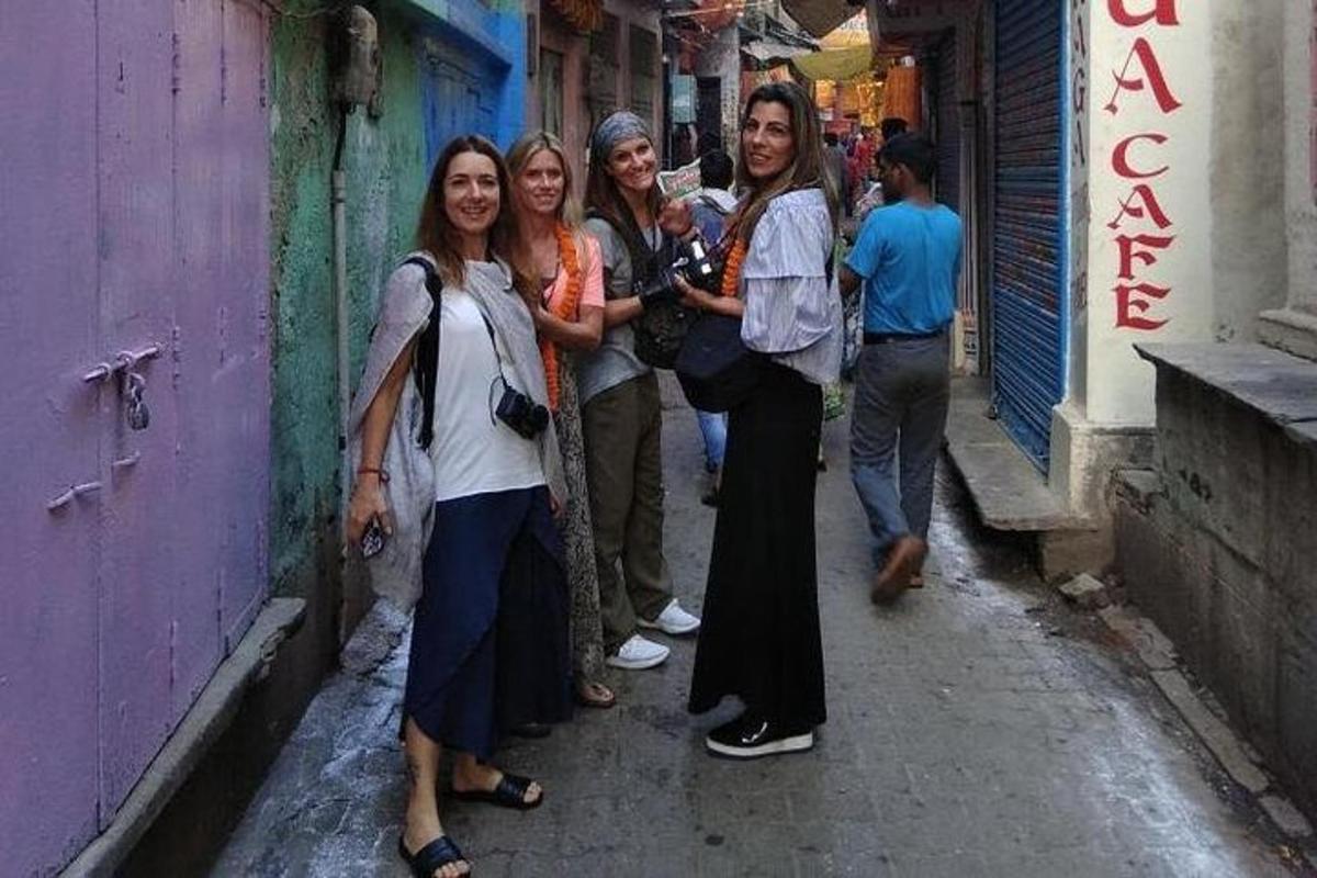 un gruppo di persone in piedi in un vicolo