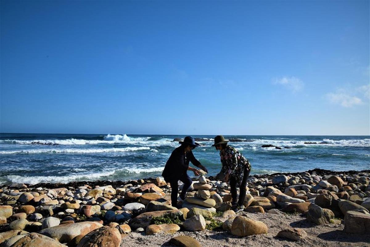 to personer stabler sten på en strand