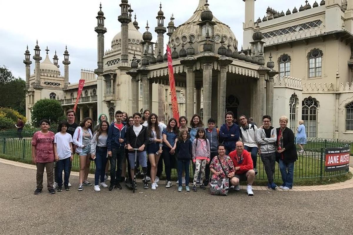 un grup de persones dempeus davant d'un edifici