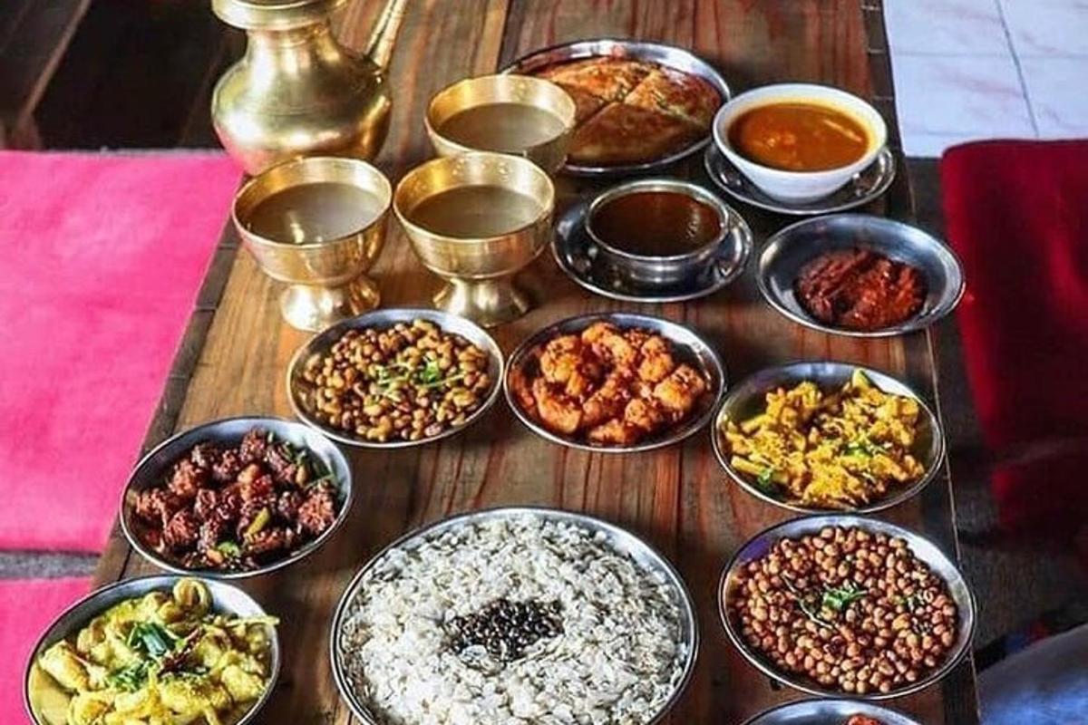 uma mesa coberta com tigelas de diferentes tipos de comida