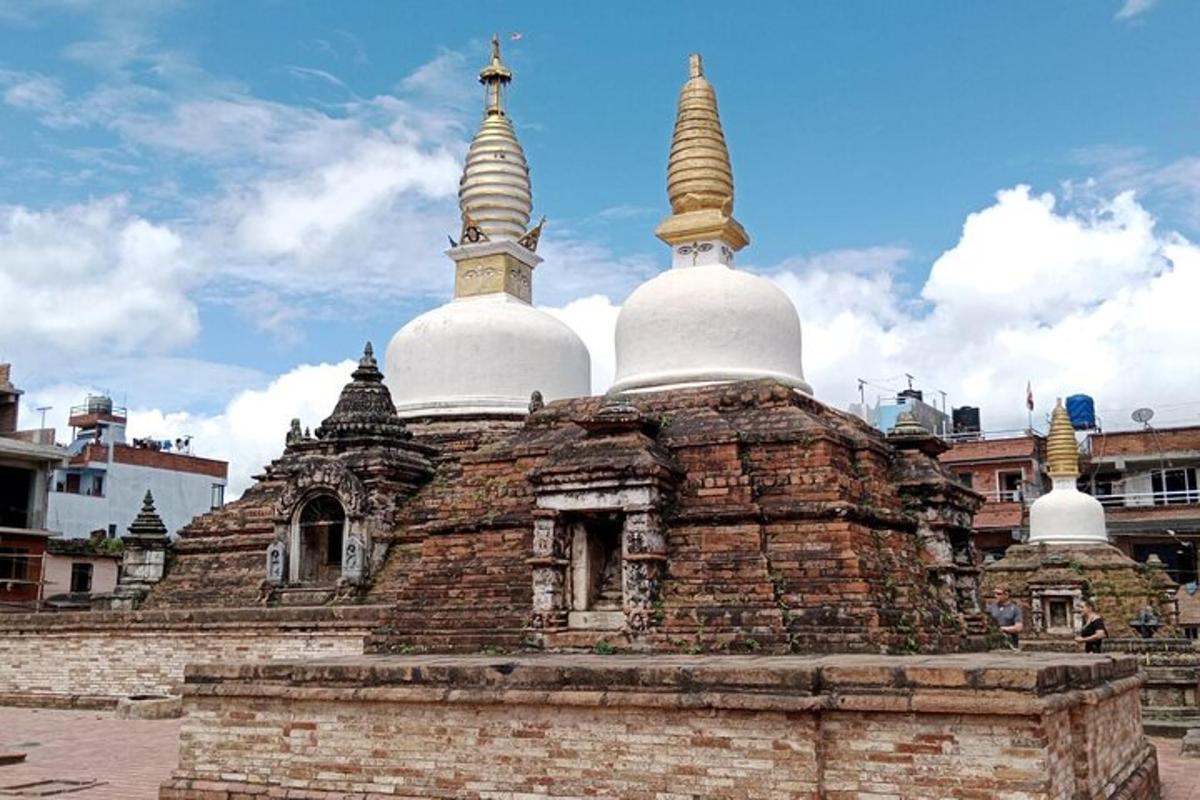 sebuah bangunan dengan tiga menara di atasnya