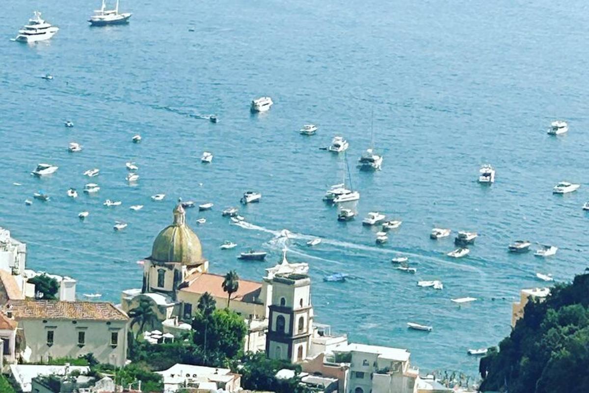 um grupo de barcos na água ao lado de um prédio