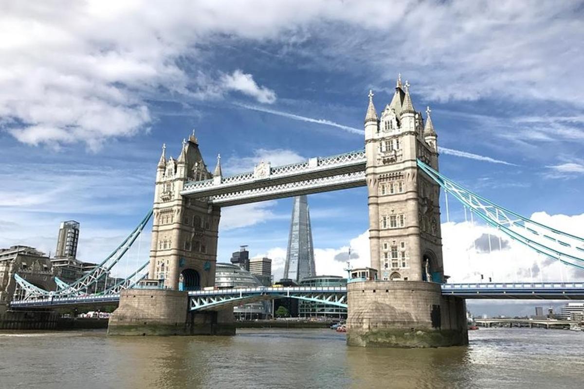 jambatan gantung dengan latar belakang menara london