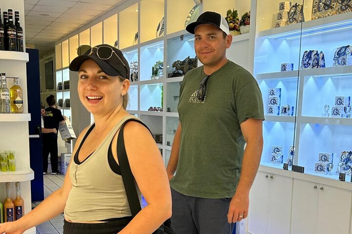 um homem e uma mulher parados em uma loja