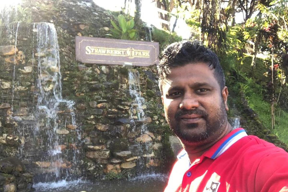 un uomo in piedi davanti a una cascata
