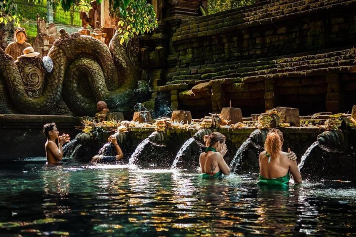 un gruppo di persone nell'acqua di una fontana