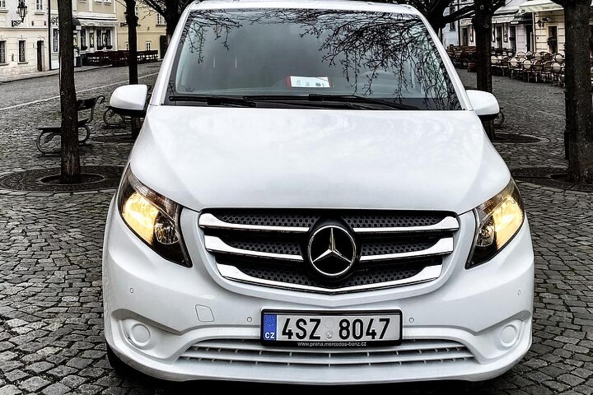 baltas automobilis stovi gatvėje