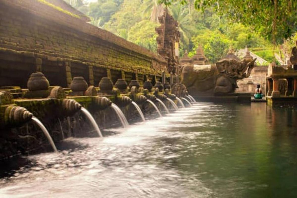 una fila di fontane in un fiume